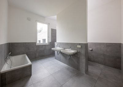 Badezimmer 2 mit Wanne der Eigentumswohnung in Vilshofen Wohnung 3.03