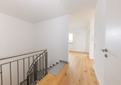 Flur mit Treppe in der Maisonettewohnung in Vilshofen Wohnung 3.03