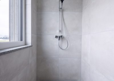 Dusche im Badezimmer 1 in der Penthousewohnung in Vilshofen Wohnung 3.11