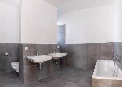 Badezimmer 2 mit Wanne in der Penthousewohnung in Vilshofen Wohnung 3.12