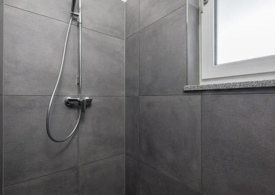 Dusche im Badezimmer 2 der Penthousewohnung in Vilshofen Wohnung 3.12